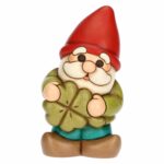 Gnomo Oliver con quadrifoglio portafortuna in ceramica Inverno Incantato, medio Thun F3416H90